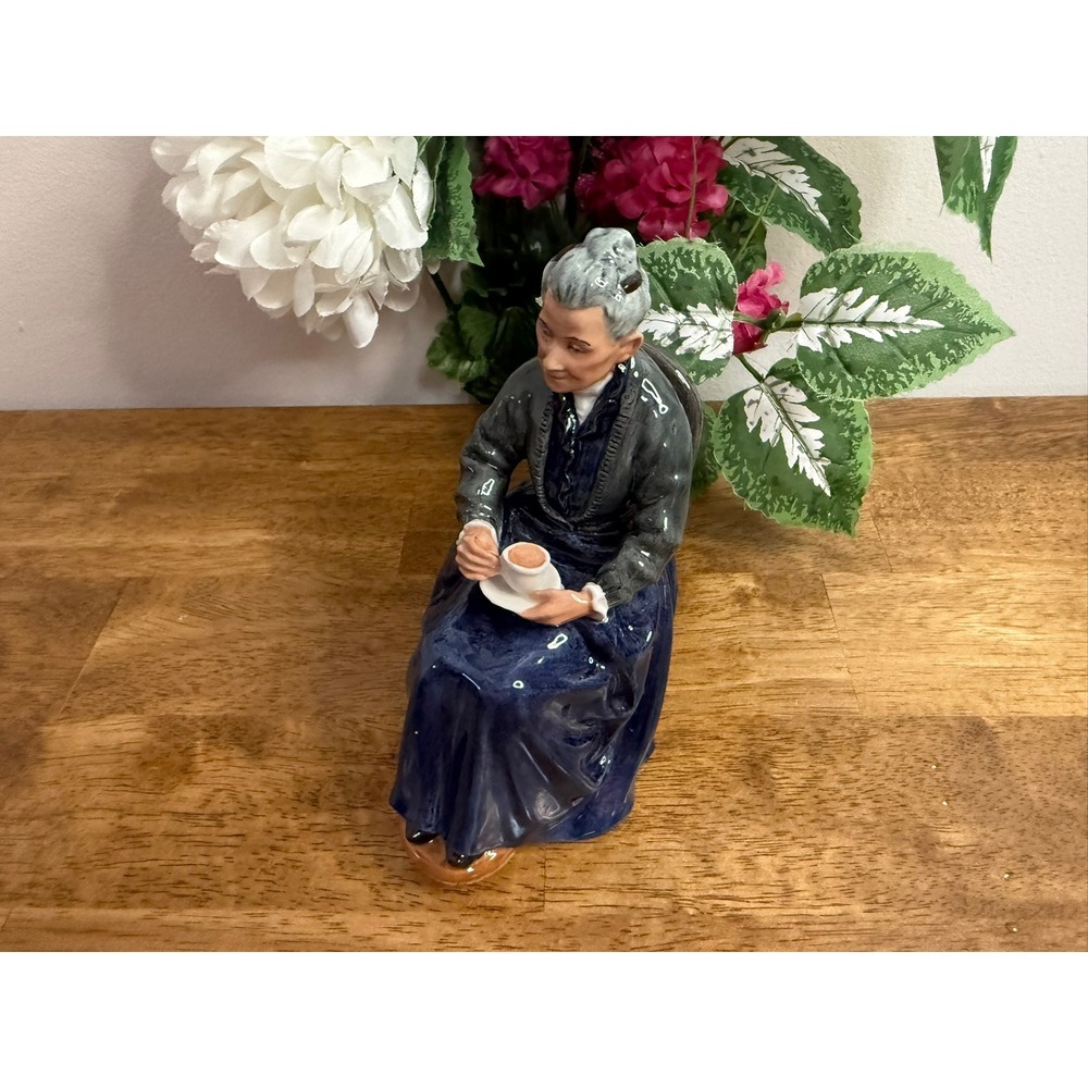 Royal Doulton The Cup Of Tea‎ HN2322 Figurine Bone China England 1963